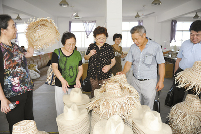 中國(guó)帽業(yè)名城迎來(lái)北京美術(shù)品專(zhuān)家，傳統(tǒng)工藝與藝術(shù)融合新征程